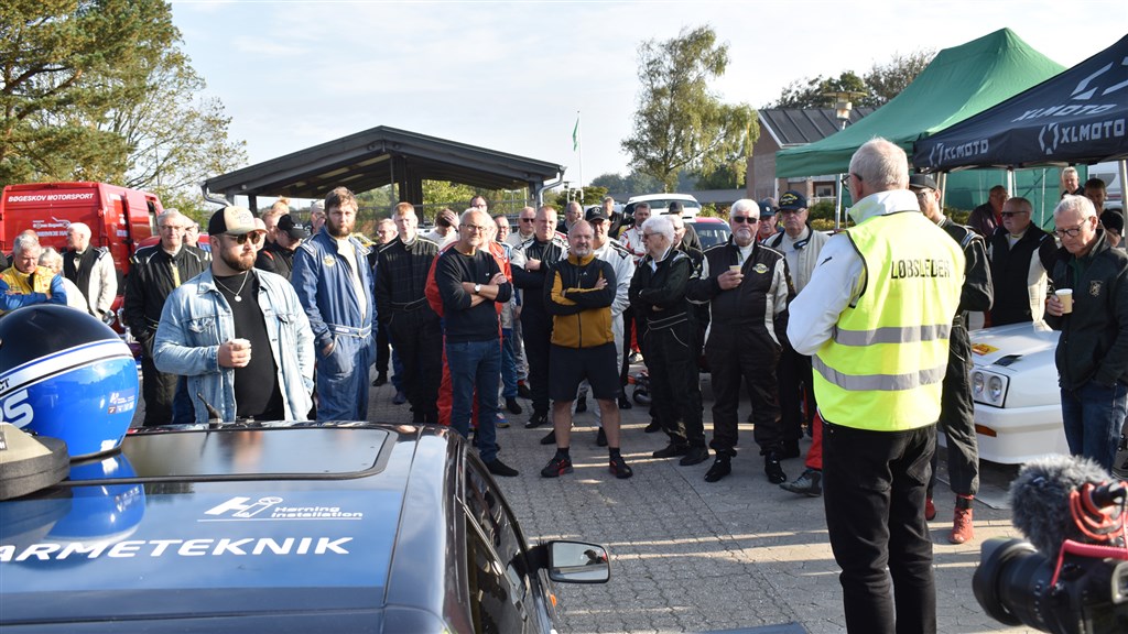 Løbsleder Michael Gøttrup giver her de sidste informationer til deltagerne inden starten på Nim Hillclimb 2023.
(Foto: Preben Jepsen, rallyinfo.dk)
